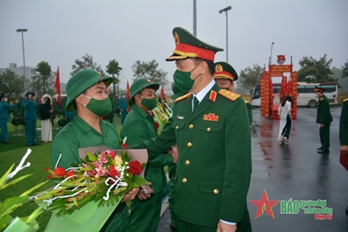 Trung tướng Nguyễn Trọng Bình dự lễ giao, nhận quân tại huyện Văn Lâm (Hưng Yên)